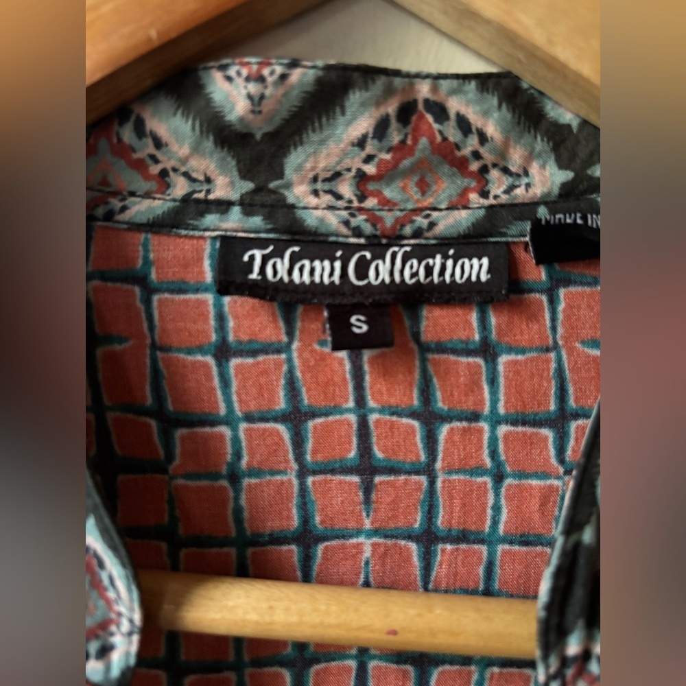 Tolani Geometric Floral Print Blouse in Red and Teal Blue Size Small NWOT - Picture 3 of 8